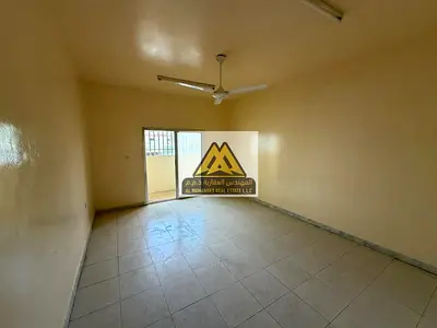 من اكبر المساحات شقة واسعة للإيجار السنوي بموقع استراتيجي قريب من الطرق الرئيسية والخدمات
