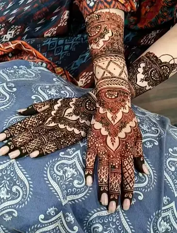 Henna artist