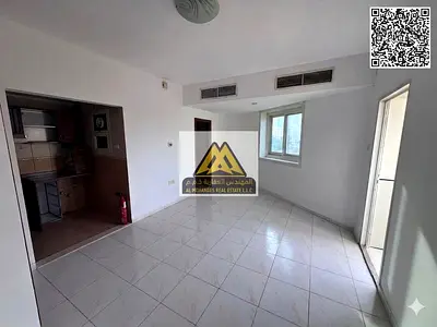 استديو مساحة كبيرة | بلكونة | خزائن في الحائط | موقع مميز بالقرب من جميع الخدمات | سهل المخرج للشارقة ودبي