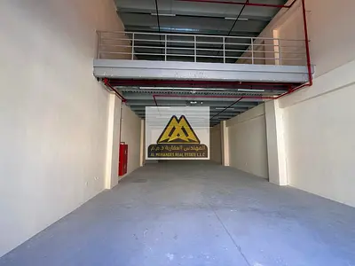 للإيجار السنوي شبرة تجارية بنظام ميزانين في منطقة الجرف الصناعية 2 بعجمان.