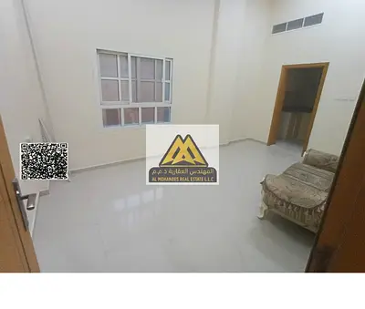استوديو في الروضة 2 عجمان شارع مكة، مساحة واسعة، مطبخ منفصل، تكييف مركزي. 20,000 درهم سنويًا، 4 دفعات، بناية عائلية، موقع مميز.