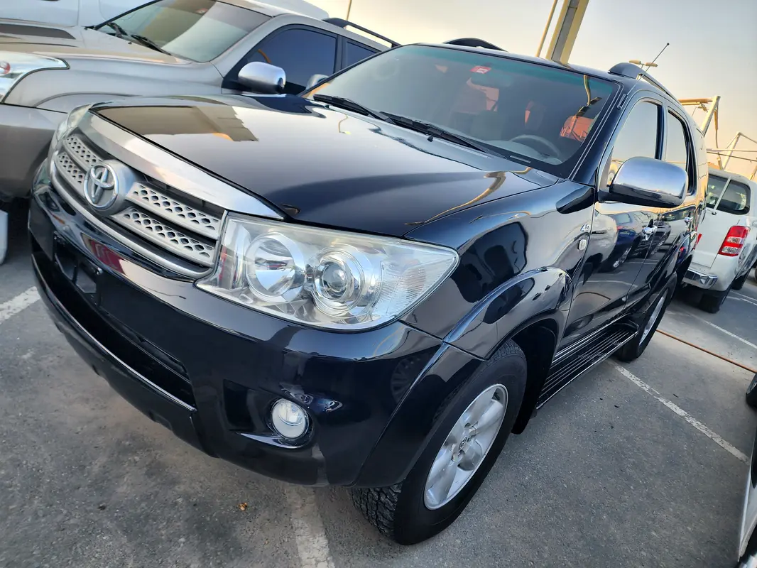 Toyota Fortuner 2009 — photo 1 of 8