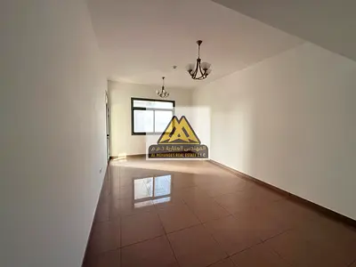 فرصة مميزة للإيجار في واحدة من أفضل مناطق الراشدية 1 عجمان، شقة غرفتين وصالة بتصميم حديث ومساحة كبيرة جدًا توفر راحة وخصوصية مناسبة للعائلات، داخل بنا