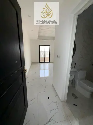🏡 للإيجار في عجمان – بناية جديدة (أول ساكن)  📍 منطقة العالية موقع مميز وسهل الوصول إلى شارع الشيخ محمد بن زايد  ✨ المميزات: • مساحات واسعة • تشطيب س