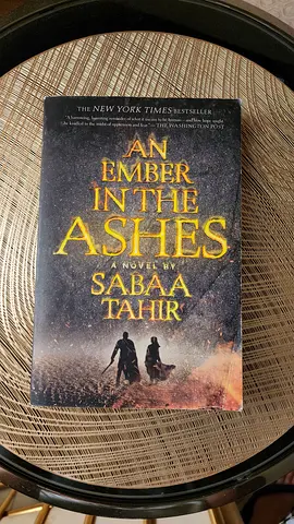 An Ember in the Ashes by Sabaa Tahir (Paperback)