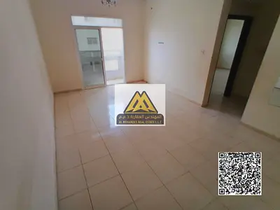 شقة بمساحة ممتازة وتصميم عملي، مناسبة للسكن العائلي، وتقع في موقع حيوي على شارع الملك فيصل وقريبة من جميع الخدمات والمواصلات.