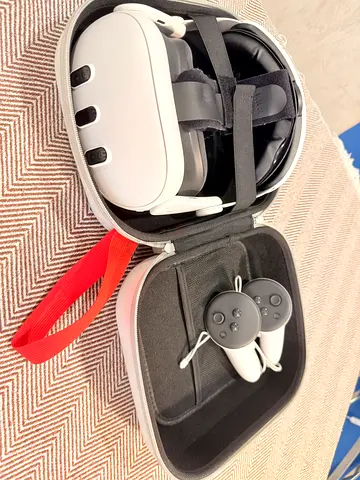 Meta Quest 3 512gb VR headset with controllers — Excellent Condition . Carrying Case and 2 PowerBank