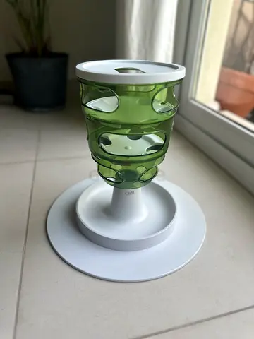 Cat interactive feeder