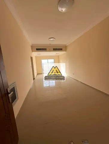 أول ساكن شقة غرفتين وصالة مع 3 حمامات وبلكونة وخزائن حائط وتكييف مركزي في الجرف 3 عجمان