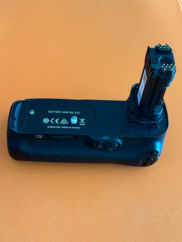 Canon BG-E20 Battery Grip (for EOS 5D Mark IV) - Good Condition with Two Canon Batteries