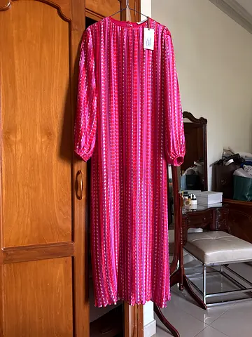Long pink striped modest abaya / kaftan, size tag visible