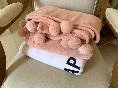 Blanket with pompoms 130cm x 150cm