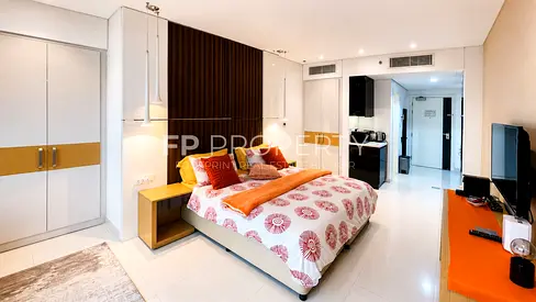 Furnished Studio- Lake View- Vacant- Ready To Move