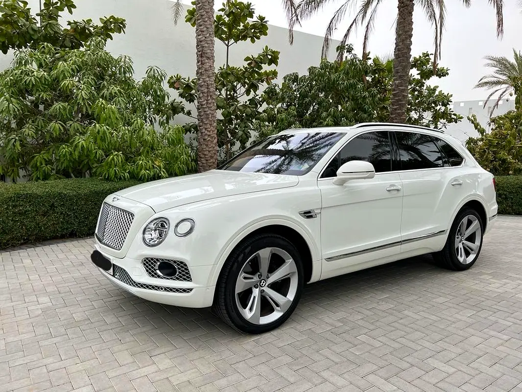 Bentley Bentayga 2018 — photo 1 of 7