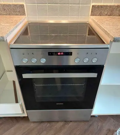Electric cooker 4 burner , Siemens brand , neat and clean , same like a new