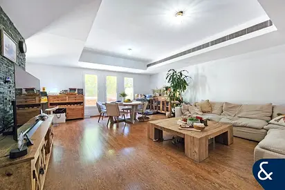 Upgraded | Open Plan Layout | Lake facing