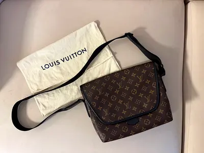 Louis Vuitton Monogram Brown Canvas Messenger Bag with Dust Bag