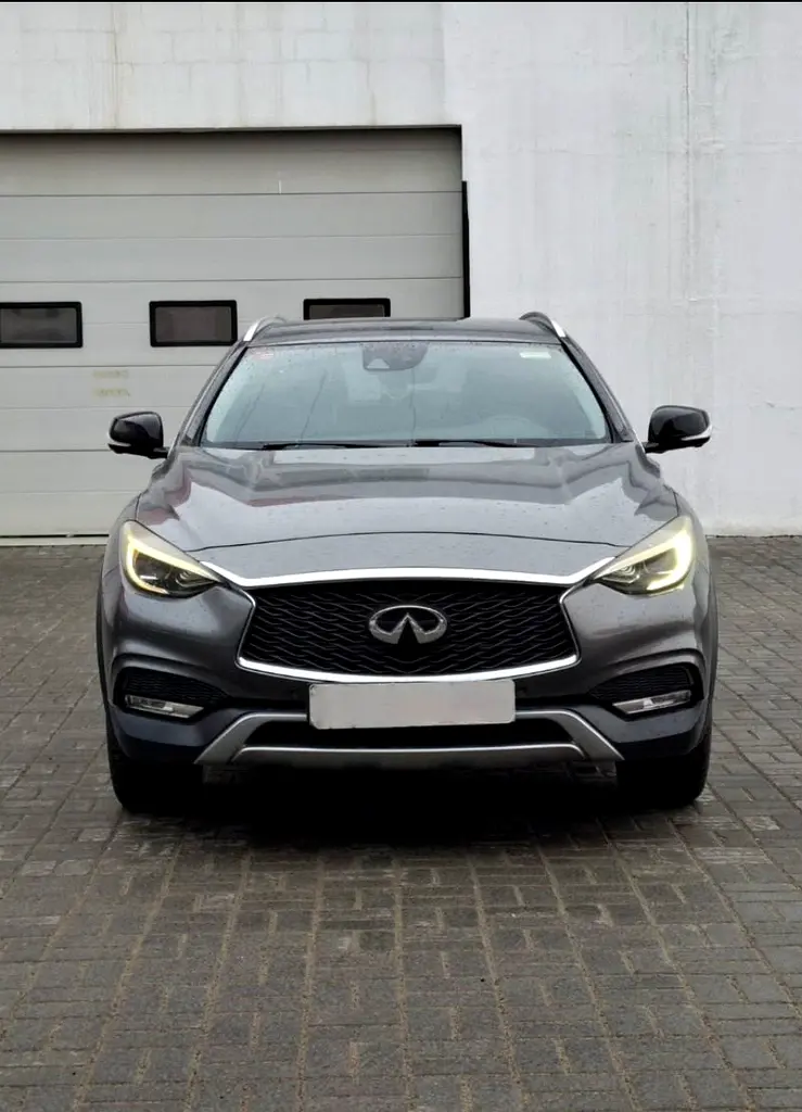 Infiniti Q30 2018 — photo 1 of 9