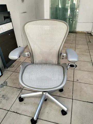 For selling Herman Miller Areon chair size B size and C available
