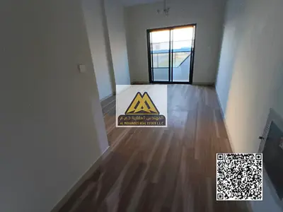 شقة بمساحات مناسبة وتصميم عملي، تتكون من غرفتين نوم وصالة ماستر مع حمامين وبلكونة، مع تكييف مركزي، مناسبة للسكن العائلي وفي موقع حيوي قريب من جميع الخ
