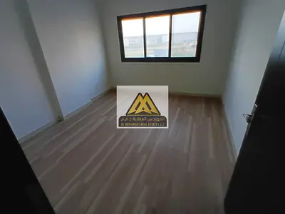 شقة بمساحات مناسبة وتصميم عملي، تتكون من غرفتين نوم وصالة ماستر مع حمامين وبلكونة، مع تكييف مركزي، مناسبة للسكن العائلي وفي موقع حيوي قريب من جميع الخ