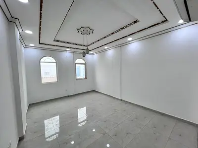 فرصة مميزة للإيجار السنوي في منطقة حوشي – الشارقة، فيلا واسعة بمساحة كبيرة وتصميم عملي مناسب للعائلات الكبيرة.