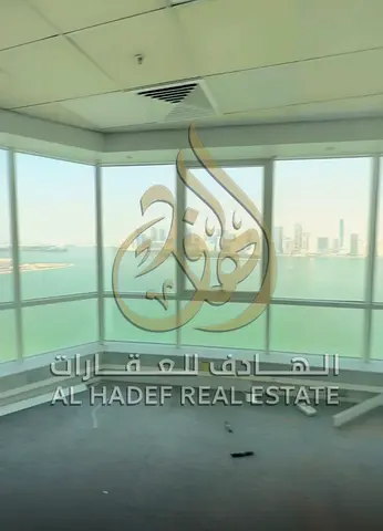 طابق تجاري للإيجار في المجاز 3 الشارقة إطلالة كاملة على البحيرة مساحة 8600 قدم تصميم حديث إطلالة بانورامية موقع حيوي مناسب للشركات والمكاتب مواقف سيار