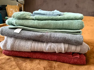 Set of assorted bath towels - used, good condition