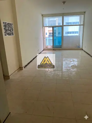 تتميز الشقة بمساحة جيدة وتصميم عملي، حيث تتكون من غرفتين نوم ماستر بالكامل، مما يوفر أعلى درجات الخصوصية والراحة،