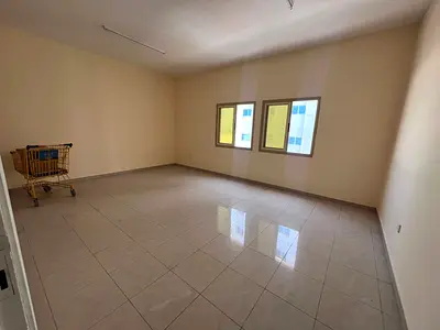 شقة غرفتين وصالة للإيجار السنوي بنظام شيرنج في كورنيش عجمان، بإطلالة بحرية مميزة وموقع راقٍ قريب من جميع الخدمات.