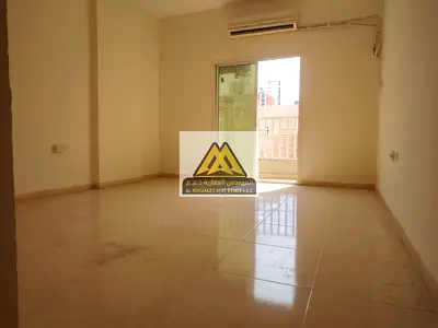 At an excellent price, suitable for everyone, with free maintenance from the owner. Excellent location, family building.