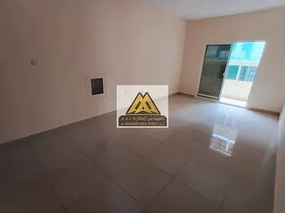 الحميدية 1. شقة بتصميم عملي ومريح توفر لك ولعائلتك تجربة سكنية مميزة، مع تشطيبات عملية تشمل خزائن حائط ونظام تكييف مركزي لضمان راحتك.