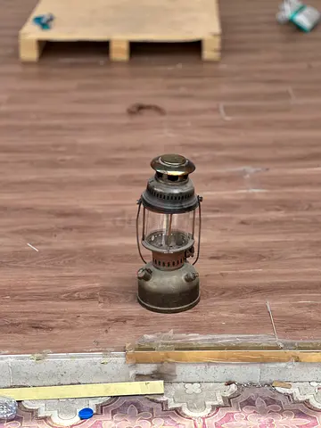 ساعة. مصباح زيتي عتيق. عداد يدوي قديم. شمعد Clock. Antique oil lamp. Bronze deer-shaped candlestick.
