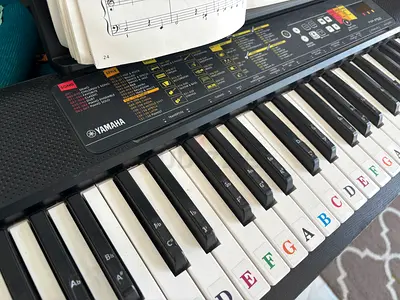 Yamaha portable keyboard PSR-F52 with stand and adapter