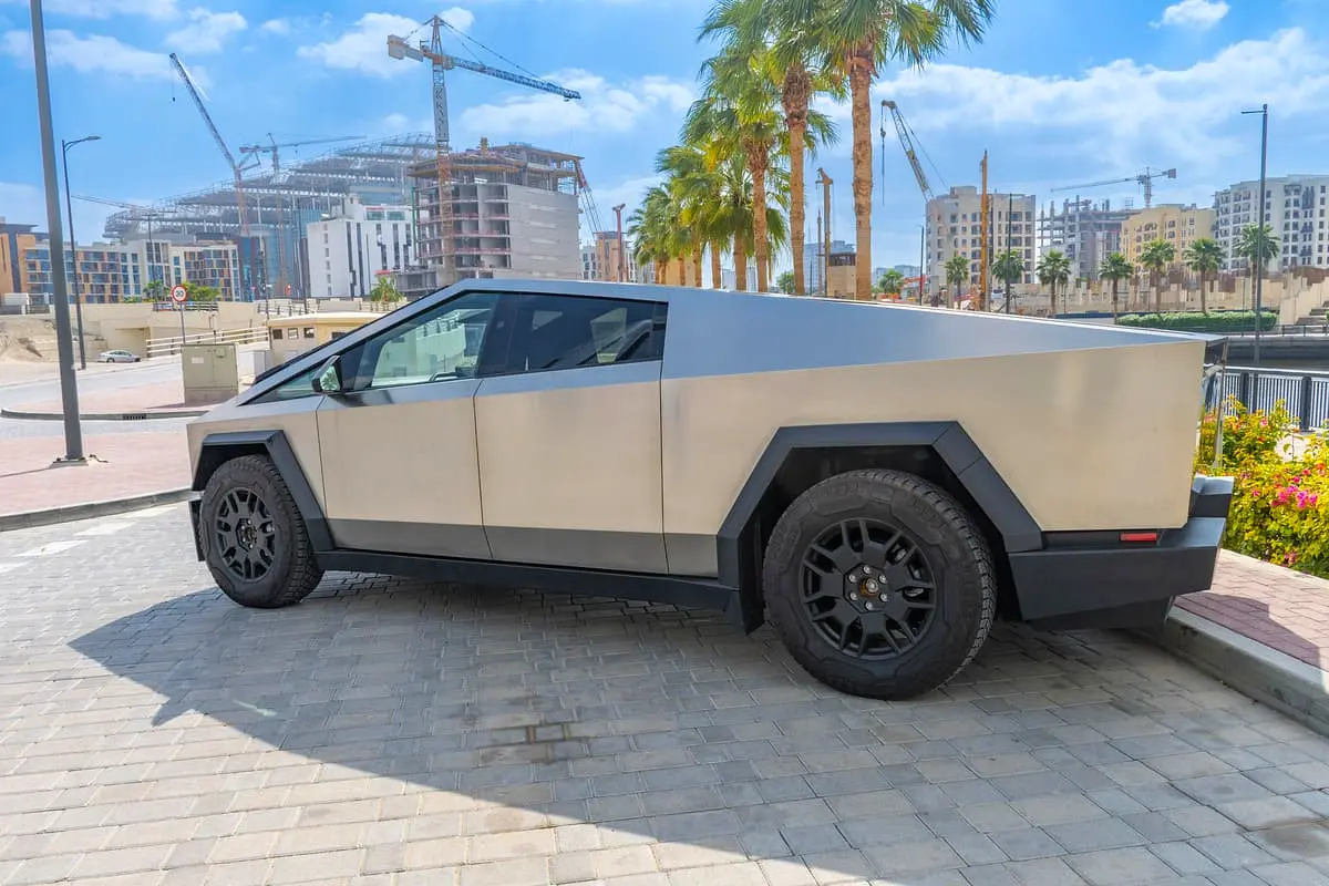 Tesla Cybertruck 2024 — photo 1 of 17