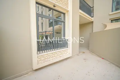 Signature Seafront Apartment | Elegant Coastal Design | Vacant | Resale