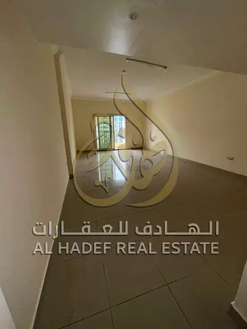 شقة 3 غرف وصالة للإيجار في القاسمية (الند) – غرفة خادمة ماستر – بلكونة – باركن مجاني – مساحات كبيرة