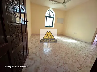الراشدية – شارع الميناء موقع مميز مقابل سوق السمك يتوفر شقة غرفة وصالة بمساحة كبيرة للإيجار السنوي في منطقة الراشدية – عجمان، تقع على شارع الميناء مب