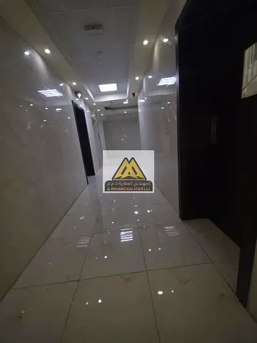 للإيجار السنوي شقة غرفة وصالة في الروضة 2 عجمان، تتميز بمساحة كبيرة جداً وتصميم مريح في موقع حيوي وقريب من جميع الخدمات، مناسبة للسكن الهادئ والمريح.