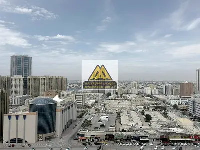 شقة بمساحات ممتازة وتصميم عملي مناسب للعائلات، تتكون من غرفتين نوم وصالة مع بلكونة بإطلالة جيدة، بالإضافة إلى حمامين وخزائن حائط وتكييف مركزي يوفر راح