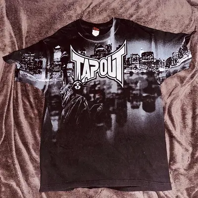 Black Tapout Graphic T‑Shirt with Cityscape and Statue of Liberty Print, Size L