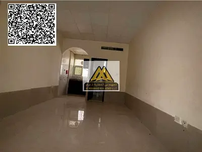 استوديو للإيجار السنوي في الجرف 2 عجمان، يتميز بمساحة كبيرة وتصميم عملي مع مطبخ شبه منفصل، يقع في طابق أرضي بموقع حيوي قريب من المحكمة وجامعة عجمان وش