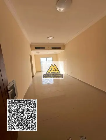 شقة مميزة بمساحات كبيرة وتصميم حديث مناسب للعائلات، تتكون من غرفتين نوم وصالة مع بلكونة وحمامين تشمل غرفة ماستر، مع خزائن حائط وتشطيب عملي يوفر الراحة