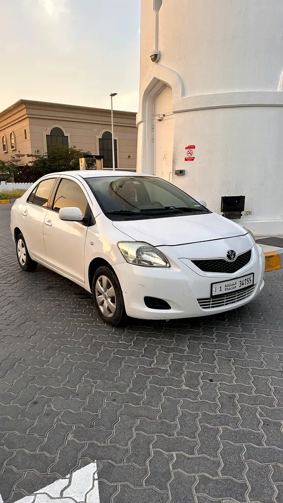 Toyota Yaris 2009 — photo 1 of 8