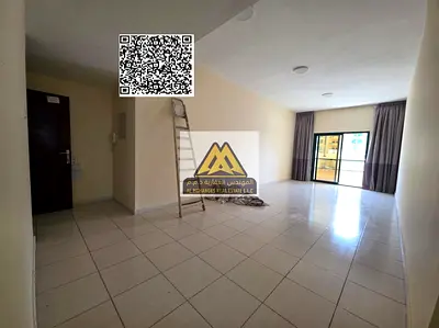 فرصة مميزة للإيجار السنوي في الراشدية 2 عجمان، شقة غرفة وصالة بمساحة كبيرة جدًا وإطلالة مفتوحة، في موقع حيوي بجوار أبراج الفالكون وقريب من جميع الخدما