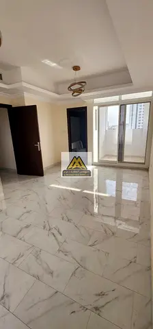 شقة مميزة تاني ساكن بموقع حيوي على الشارع مباشرة، بجوار داي تو داي وقريبة من جميع الخدمات والمواصلات.