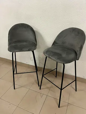 Grindsted bar stools from JYSK, featuring gray velvet seats and metal legs