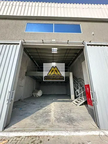 فرصة مميزة لاستئجار مستودع في منطقة الجرف الصناعية 3، بموقع صناعي حيوي مناسب لمختلف الأنشطة التجارية