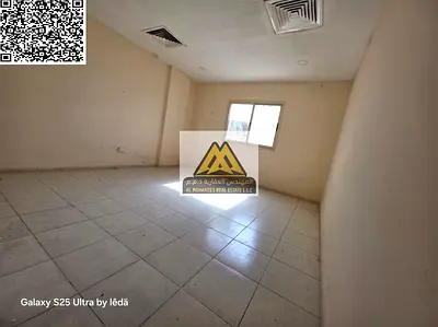 يتميز بمساحة كبيرة جداً ومطبخ شبه منفصل، مع موقع حيوي بجوار أبراج الفالكون، مما يجعله خياراً مثالياً للسكن الاقتصادي المريح وقريب من جميع الخدمات.