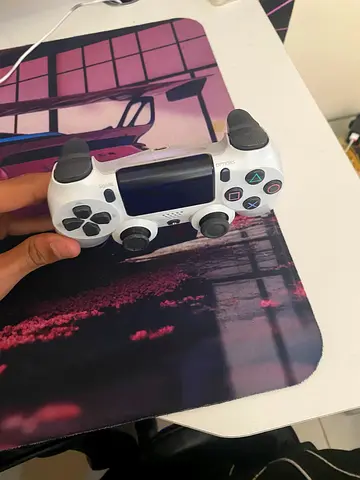 White Sony DualShock 4 PS4 Controller - Good Condition nothing wrong